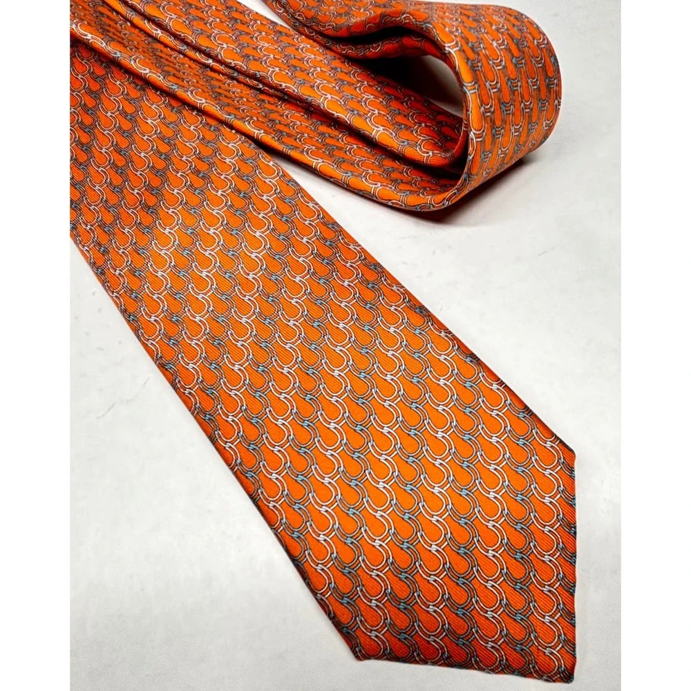Hermes Paris Mens Orange Silk Horseshoe Link Pattern Necktie 6324 PA France EUC